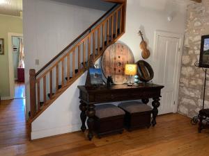 Crockett and Creek B&B 1 block to Main St的电视和/或娱乐中心