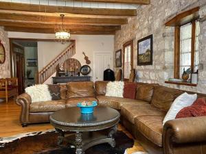 Crockett and Creek B&B 1 block to Main St的休息区