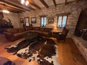 Crockett and Creek B&B 1 block to Main St的休息区