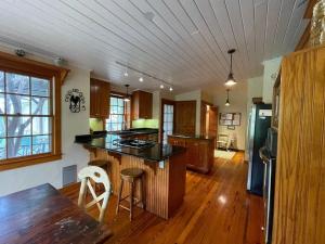 Crockett and Creek B&B 1 block to Main St的厨房或小厨房
