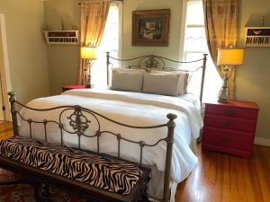 Crockett and Creek B&B 1 block to Main St客房内的一张或多张床位