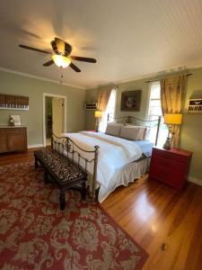 Crockett and Creek B&B 1 block to Main St客房内的一张或多张床位