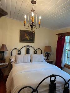 Crockett and Creek B&B 1 block to Main St客房内的一张或多张床位