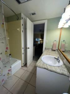 Crockett and Creek B&B 1 block to Main St的一间浴室