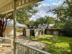 Crockett and Creek B&B 1 block to Main St外面的花园