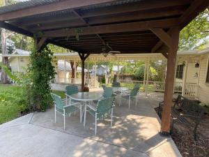 Crockett and Creek B&B 1 block to Main St外面的花园