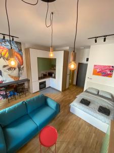 ein Wohnzimmer mit einem blauen Sofa und einem Tisch in der Unterkunft 021 Hideout in Novi Sad