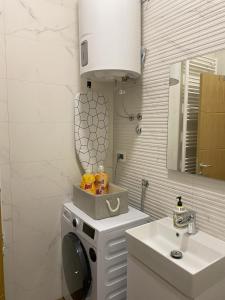 ein Badezimmer mit einem Waschbecken und einer Waschmaschine in der Unterkunft 021 Hideout in Novi Sad