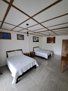 sypialnia z 2 łóżkami i sufitem w obiekcie Hotel kountry Palm 