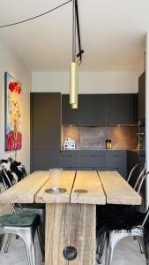 een keuken met een grote houten tafel met stoelen bij ApartmentInCopenhagen Apartment 1613 in Kopenhagen