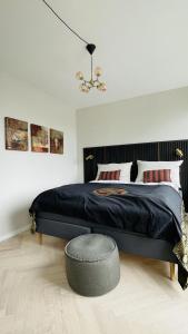 um quarto com uma cama com um edredão preto em ApartmentInCopenhagen Apartment 1613 em Copenhague