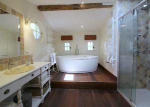 a large bathroom with a large tub and a shower at Chambre d'hôtes spacieuse, salle de bain privative in Saint-Michel-de-Fronsac
