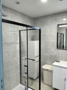 une salle de bains avec douche, toilettes et lavabo dans l'établissement Casa da Pitoquinha II, à Óbidos