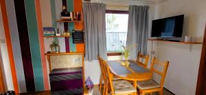 TV a/nebo společenská místnost v ubytování StrandChalet