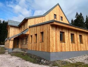 ein Holzhaus mit einem Gameradach in der Unterkunft Pardubické boudy in Janské Lázně