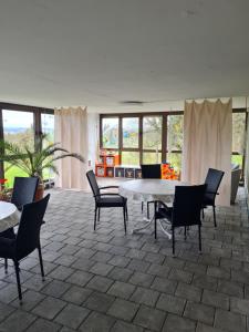 een woonkamer met een tafel en stoelen bij Haus St.Michael in Dozwil