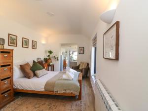 um quarto com uma cama e uma cómoda em The Kiln House em Weymouth