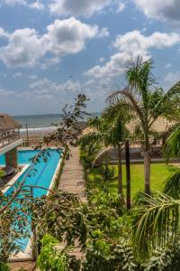 um resort com piscina e praia em Hotel Wellness - Belleza y Serenidad em Boca del Río