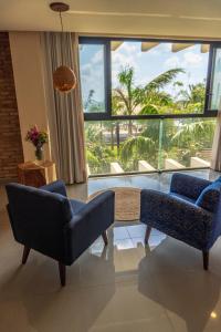 uma sala de estar com duas cadeiras e uma mesa de vidro em Hotel Wellness - Belleza y Serenidad em Boca del Río