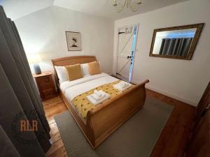 1 dormitorio con cama y espejo en Walkers paradise on the Pennine way Charlestown en Halifax