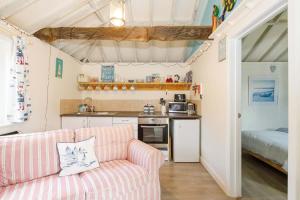 sala de estar con sofá y cocina en Cosy self-contained annexe in Selsey, en Chichester