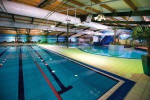 una piscina en un edificio con piscina en Cosy self-contained annexe in Selsey, en Chichester