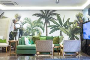 a living room with a green couch and two chairs at Lennox Buenos Aires in Buenos Aires