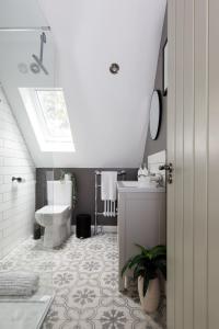 a bathroom with a toilet and a sink and a tub at Stylish Self-Contained Countryside Accommodation in Chichester