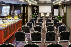 a conference room filled with chairs and a bar at Lennox Buenos Aires in Buenos Aires