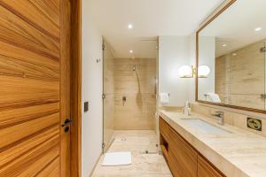 聖何塞德爾卡沃的住宿－Marella Cabo，带淋浴、盥洗盆和镜子的浴室