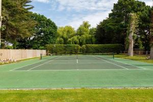 Tennistä tai squashia majoituspaikan Stunning 5BR Home with Pool - 5 min to Beach alueella tai lähistöllä