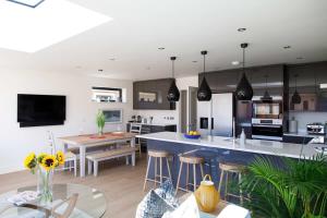 een keuken met een groot eiland in een kamer bij Luxury designer coastal home for 10 with hot tub in West Wittering