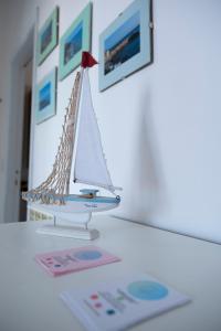 a model boat sitting on top of a table at A un passo dal mare! in Piombino