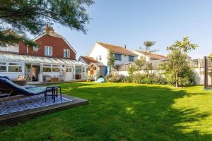 a yard with a bench and a house at Beachside Retreat for 8 Close to Village in East Wittering