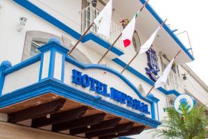 ein Schild für ein Restaurant mit Flaggen auf einem Gebäude in der Unterkunft Hotel Imperial in Xalapa