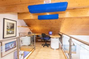 an office with a desk and a blue ceiling at Stylist Split Level 2 Bed with Parking in Hambrook