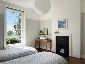 Säng eller sängar i ett rum på Charming Town House With Garden & Sea View
