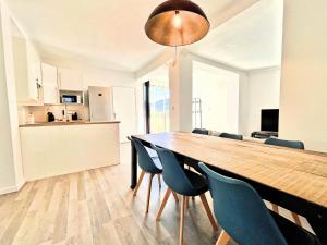 a dining room and kitchen with a table and chairs at Lou Castèu in Cassis