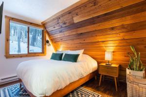 En eller flere senge i et værelse på Charming Cabin Home W Mountain View Spa & Sauna