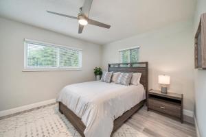 a bedroom with a bed and a ceiling fan at Chic Home Near Airport Port Everglades & Casino in Fort Lauderdale