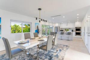 uma sala de jantar e cozinha com mesa e cadeiras em Modern Oasis With Heated Pool Quick Drive To Beach em Fort Lauderdale