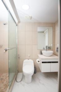 uma casa de banho com um WC, um lavatório e um chuveiro em Suite 1202 Bellini, Puerto Santa Ana, Guayaquil em Guayaquil