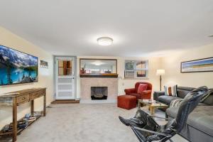 uma sala de estar com um sofá e uma lareira em Cozy & Spacious Apartment Steps From Regis em Denver
