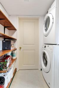lavadero blanco con lavadora y secadora en Cozy & Spacious Apartment Steps From Regis, en Denver