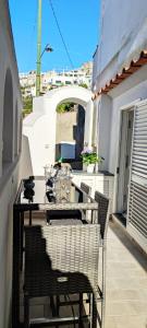 una mesa y sillas en el balcón de una casa en LuSi Capri House, en Capri