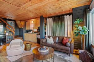 Posedenie v ubytovaní Cedar Mountain Lodge With Hot Tub Views And Wildlife