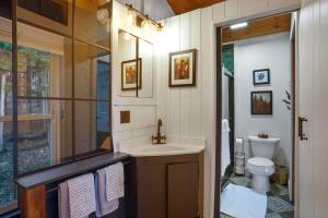 Kúpeľňa v ubytovaní Cedar Mountain Lodge With Hot Tub Views And Wildlife