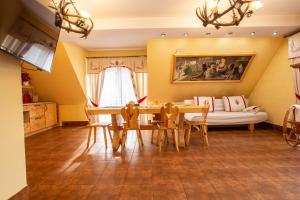 - un salon avec une table et un canapé dans l'établissement Poronin Mountain Apartments, à Poronin