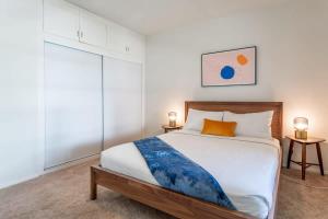 Fast Wifi Luxury 1br Prime Location Huge Bed في لوس أنجلوس: غرفة نوم بسرير ونافذة كبيرة