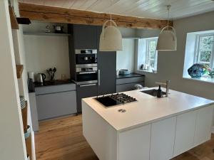 a kitchen with white counters and a white counter top at Kapitänshaus von 1712 - neu saniert in Nieblum
